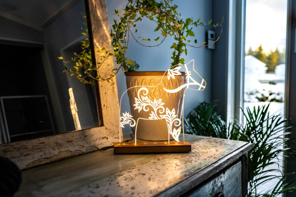 Dalahäst "Krumelur" Vit på en skrivbordsyta.