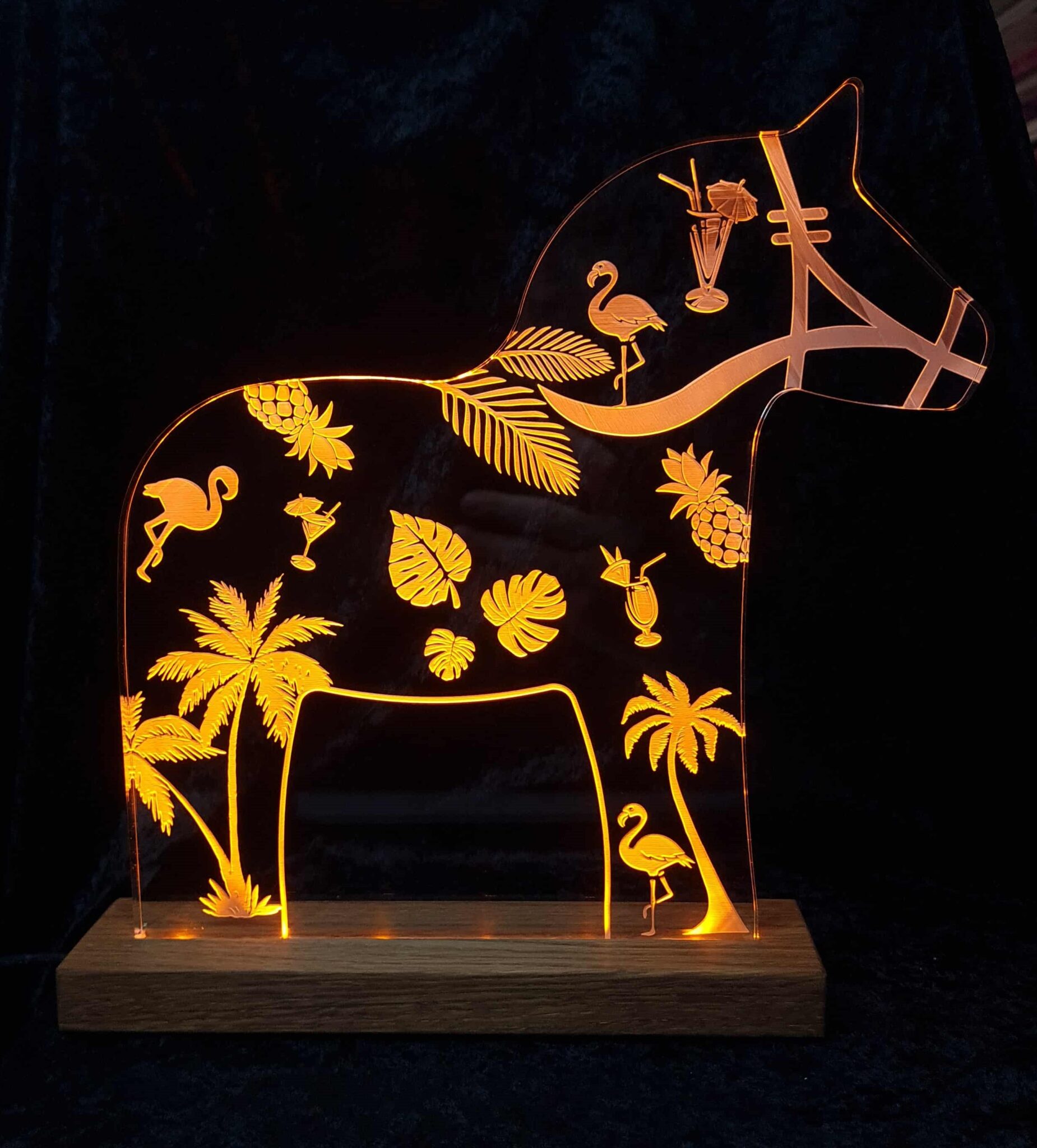 Dalahäst i plexiglas med LED-belysning